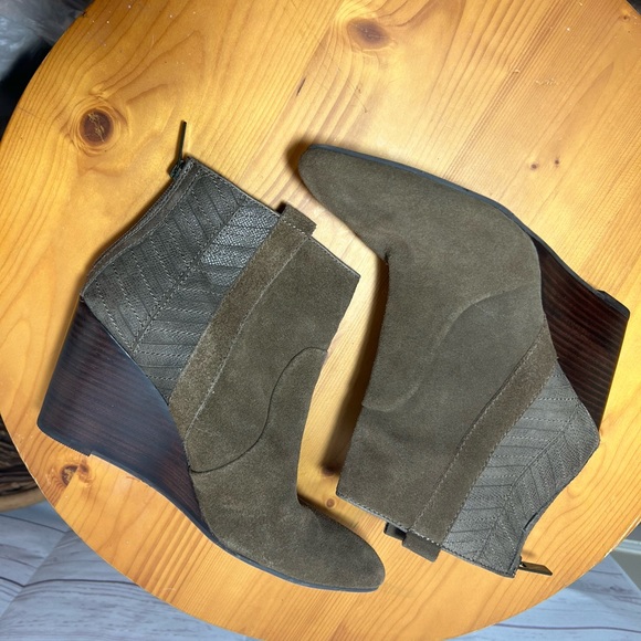 Dolce Vita Sz 8.5 Ankle Boots Wedge Bootie Tan Taupe Brown Suede High Heel boho - Picture 6 of 8